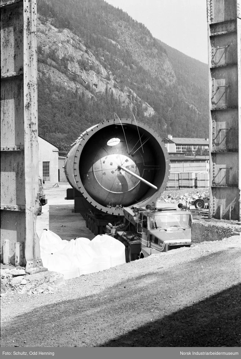 Det er transportert syretårn til Rjukan Fabrikker. Transporten er nå ved tårnhustomten.