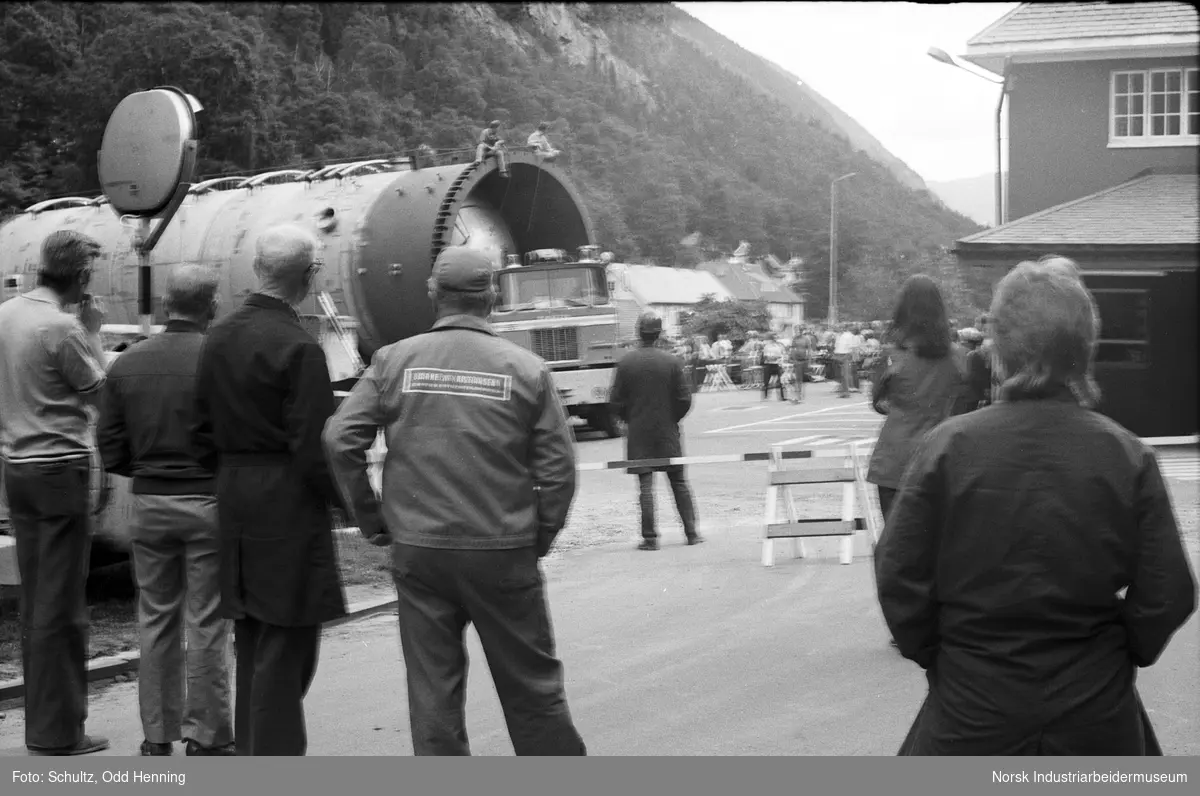 Det blir transportert syretårn til Rjukan Fabrikker. Transport nummer 2 skal nå gjennom Hovedporten.