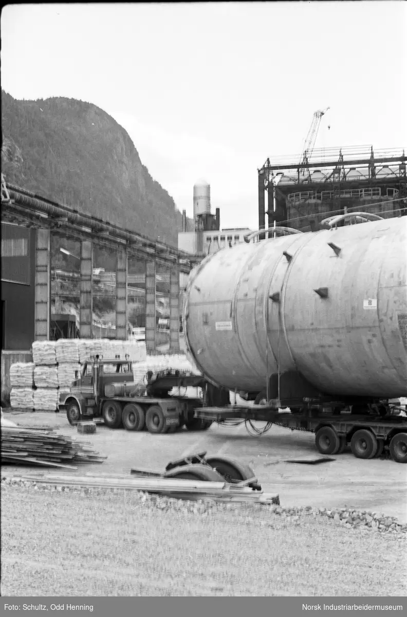 Det er transportert syretårn til Rjukan Fabrikker. Transporten er ved Tårnhustomten.