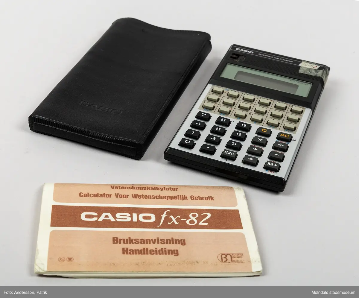 Ett svart plastfodral som innehåller en miniräknare av märket Casio. I fodralet finns även en utförlig bruksanvisning. Materialet på miniräknaren är plast och metall. På räknarens framsida finns en rektangulär elektronisk visningsdisplay. Under displayrutan finns kvadratiska gråa och svarta tryckknappar med matematiska tecken och siffror. Den övre delen på räknarens framsida är svart. Framsidans undre del är silverfärgad.

Casio är ett japanskt elektroniskt företag som grundades 1946. Företaget tillverkar företrädesvis miniräknare, klockor och kameror. Miniräknaren är en elektronisk apparat med vilken man kan göra matematiska beräkningar. Det finns olika avancerade funktionsgrader på olika miniräknare. De flesta miniräknare drivs med batteri eller solceller. Casio tillverkade den första elektroniska miniräknaren år 1957. Den här miniräknaren är av modell Casio fx-82 och tillverkades på 80-talet.