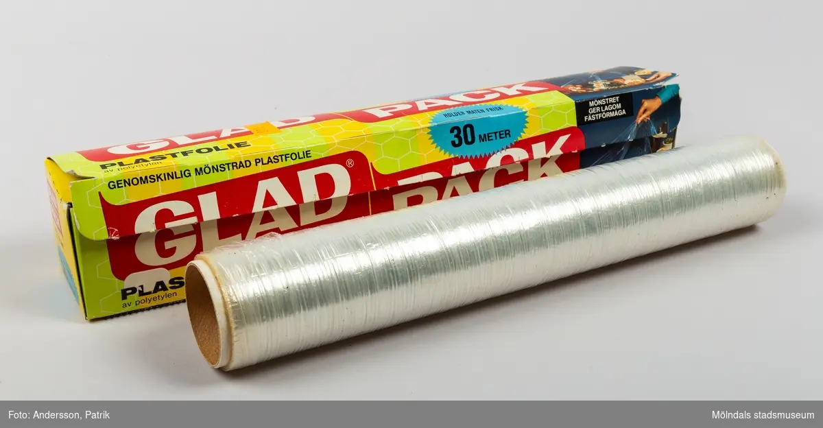Plastfolie av varumärket GladPack, en tunn och genomskinlig plastfilm på rulle. Den används vanligtvis för att slå in matvaror i eller täcka över mat i till exempel en ungsform eller på en tallrik.

Plastfolien ligger i en pappkartong. På undersidan av kartongen finns en tandad vass metallremsa att riva av plasten med.

Givaren har ett minne kopplat till föremålet:

”GladPack inköpt på 1970-talet av min farmor. Hon använde inte så mycket av den, utan hon diskade av de plastfoliebitar hon hade och återanvände.”