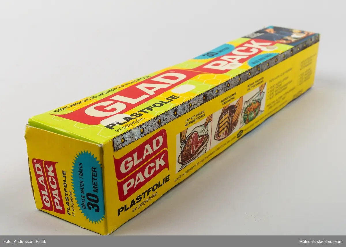 Plastfolie av varumärket GladPack, en tunn och genomskinlig plastfilm på rulle. Den används vanligtvis för att slå in matvaror i eller täcka över mat i till exempel en ungsform eller på en tallrik.

Plastfolien ligger i en pappkartong. På undersidan av kartongen finns en tandad vass metallremsa att riva av plasten med.

Givaren har ett minne kopplat till föremålet:

”GladPack inköpt på 1970-talet av min farmor. Hon använde inte så mycket av den, utan hon diskade av de plastfoliebitar hon hade och återanvände.”