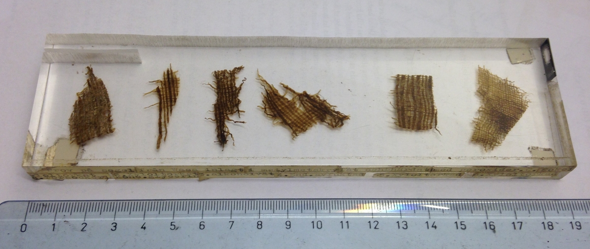 Många olika textilprover av olika segel och kläder som tagits som provbitar för olika sorters konserveringsprov samt för analyser av fibrer m.m.
Även prover av tross, kistbeläggning, trä samt borrkärnor.