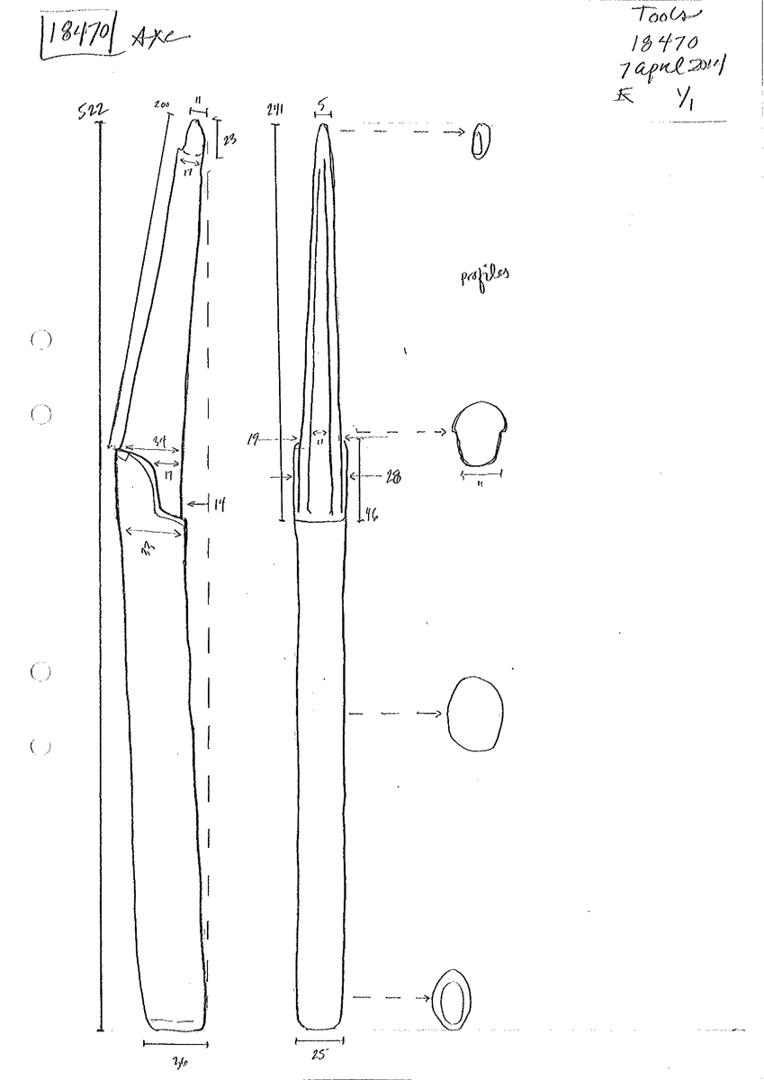 Ett skaft till en yxa.
Skaftet är avlångt och rakt och har ett ovalt tvärsnitt. Skaftänden för yxfästet är lätt böjd samt platt och avsmalnande. Den motsatta skaftänden är mjukt rundad.
Skaftet är välbevarat.

Text in English: An axe handle.
Straight wooden shaft, oval in cross-section. The head end is slighty bent, flat and tapering. The opposite end of the handle is rounded.
Well preserved.