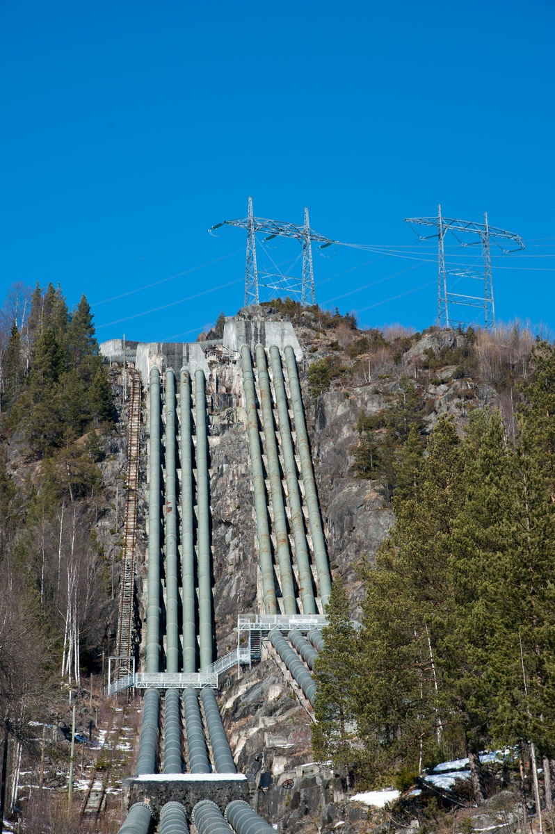 Røyrgata til Nore I kraftverk, med høgspentlinje på toppen.