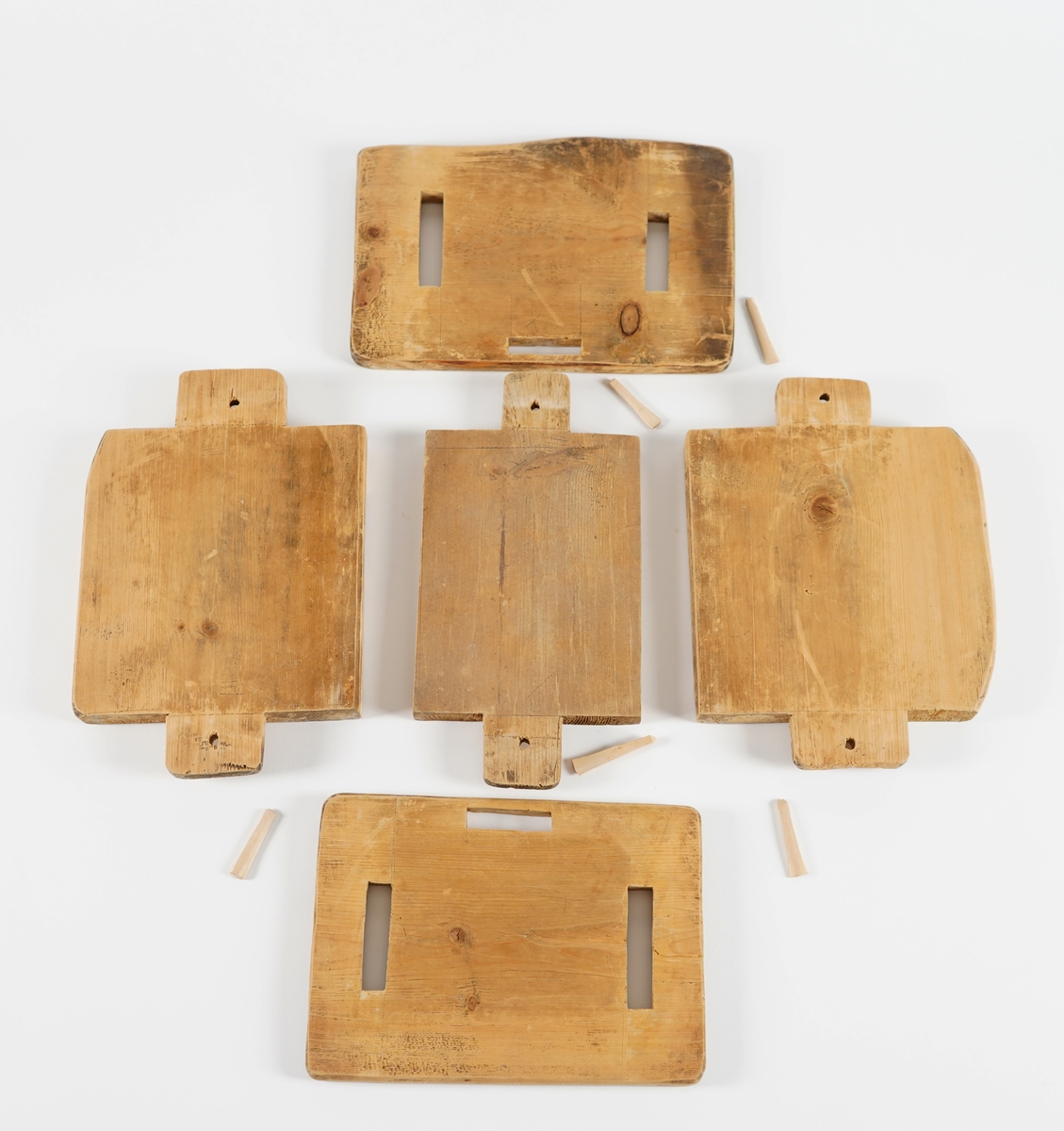 Smørform i tre. To av sidene, samt botnen, har utstikkarar på sidene, medan dei to andre har hol. Forma vert sett saman til ei kasse ved å setje utstikkarane inni hola. Gjennom utstikkarane er det sett i trepluggar, for sikring.