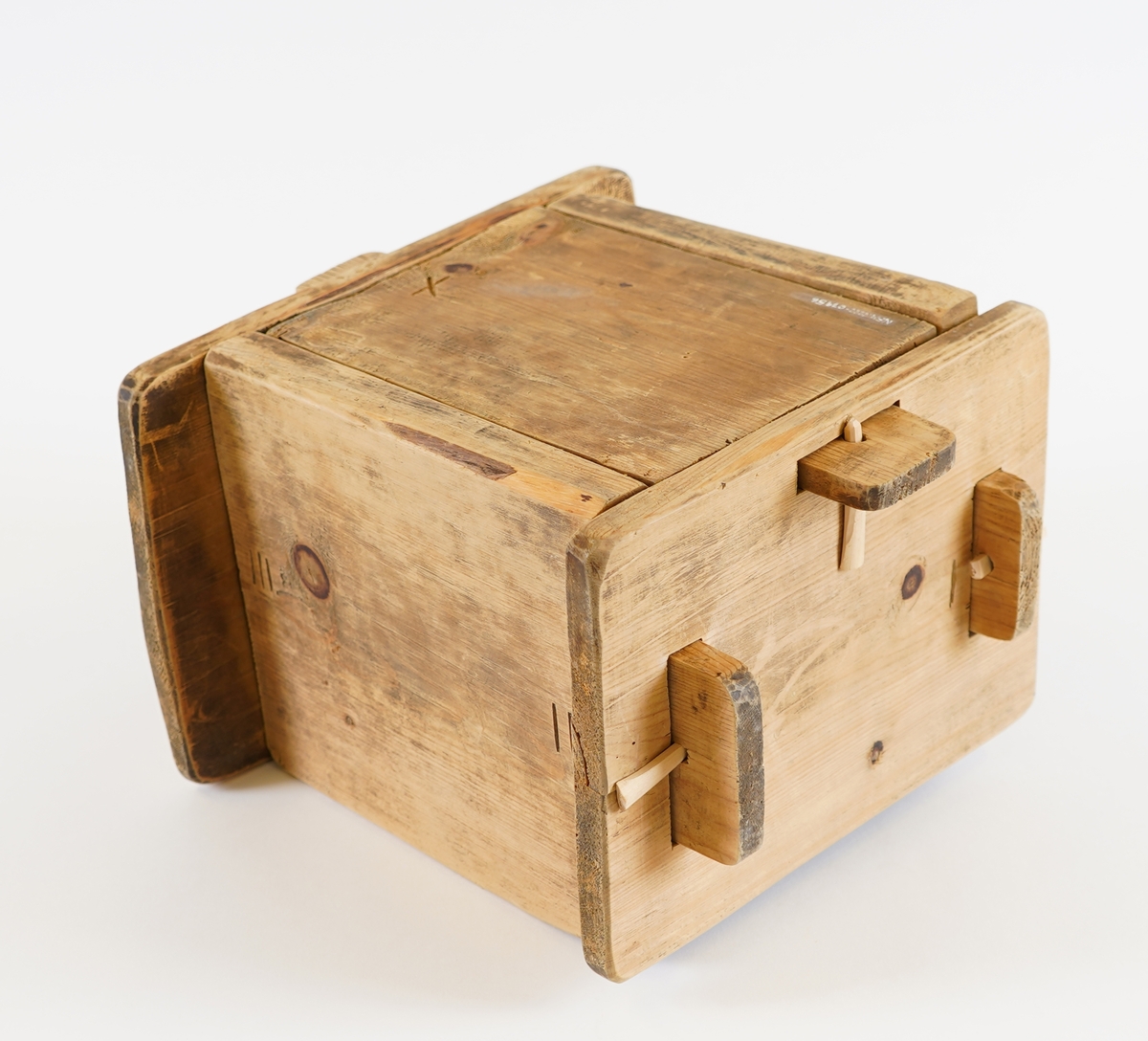 Smørform i tre. To av sidene, samt botnen, har utstikkarar på sidene, medan dei to andre har hol. Forma vert sett saman til ei kasse ved å setje utstikkarane inni hola. Gjennom utstikkarane er det sett i trepluggar, for sikring.