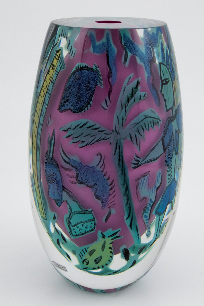 Ovalformet vase i meget tykt klart glass, dekorert med underfang. Det innerste glass-sjiktet er i rosafarget opakt glass. Deretter et lag av klart glass, som er dekorert med stiliserte emaljefigurer av mennesker, dyr og trær i grønt, sort, blått og gult. Figurene er innkapslet i et meget tykt sjikt med klart glass. Vasens topp og bunn er planslipt, og sistnevnte har en liten sirkulær åpning.