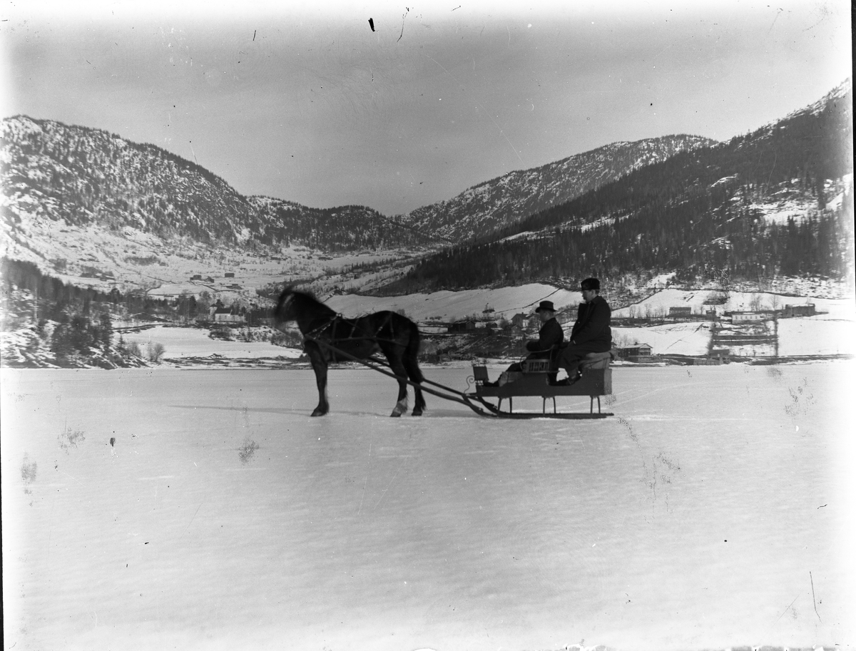 Fotosamling etter Bendik Ketilson Taraldlien (1863-1951) Fyresdal. Gårdbruker, fotograf og skogbruksmann. Fotosamlingen etter fotograf Taraldlien dokumenterer områdene Fyresdal og omegn. 
Vintermotiv med sledeskyss.