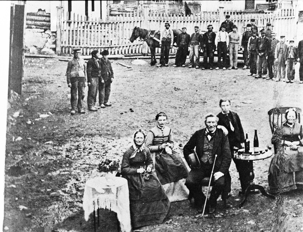 Gruppebilde fra gården Rogneby i Østre Toten 1869. Ett hovedbilde pluss tre utsnitt.
Personene er fra venstre: Inge Marie Rogneby, ukjent, Johannes Sund på Rogneby, Adolf Rogneby, Berthe Rogneby (f.Æskerud), Martinius Rogneby,, Karen Margrethe Alfstad (f.Enger).