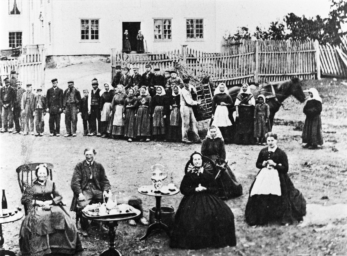 Gruppebilde fra gården Rogneby i Østre Toten 1869. Ett hovedbilde pluss tre utsnitt.
Personene er fra venstre: Inge Marie Rogneby, ukjent, Johannes Sund på Rogneby, Adolf Rogneby, Berthe Rogneby (f.Æskerud), Martinius Rogneby,, Karen Margrethe Alfstad (f.Enger).