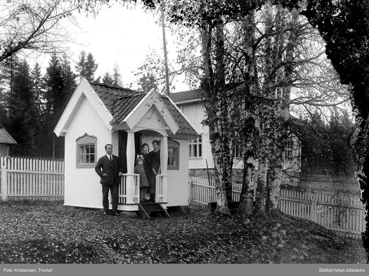 Ukjent famlie i hagen utenfor lysthus/lekestue?