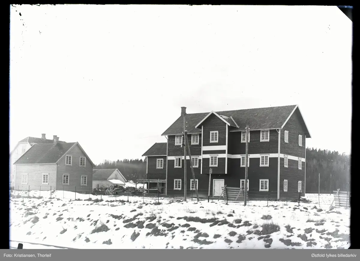 Gamle Spydeberg mølle og eiendommen Krosby til venstre og jernbanen i front. Trolig oppført, og i alle fall opprettet i 1927 av Magnus Sollie. 
Ble bygget om og modernisert på 1950-tallet og fikk silo i 1968/69. Felleskjøpet overtok i 1974 og er fortsatt eiere. I 1977 kjøpte Felleskjøpet eiendommen Krosby og i 1991 rev de bygningene og satte opp dagens bygning. Mølla er modernisert og bygget om flere ganger. 
På dette bildet gikk Stegenveien mellom mølla og jernbanen. I dag går veien på baksiden av mølla.