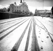 Hjulspår i snön på Brunnsgatan i Jönköping. Det stora huset till vänster har gatunummer 24.