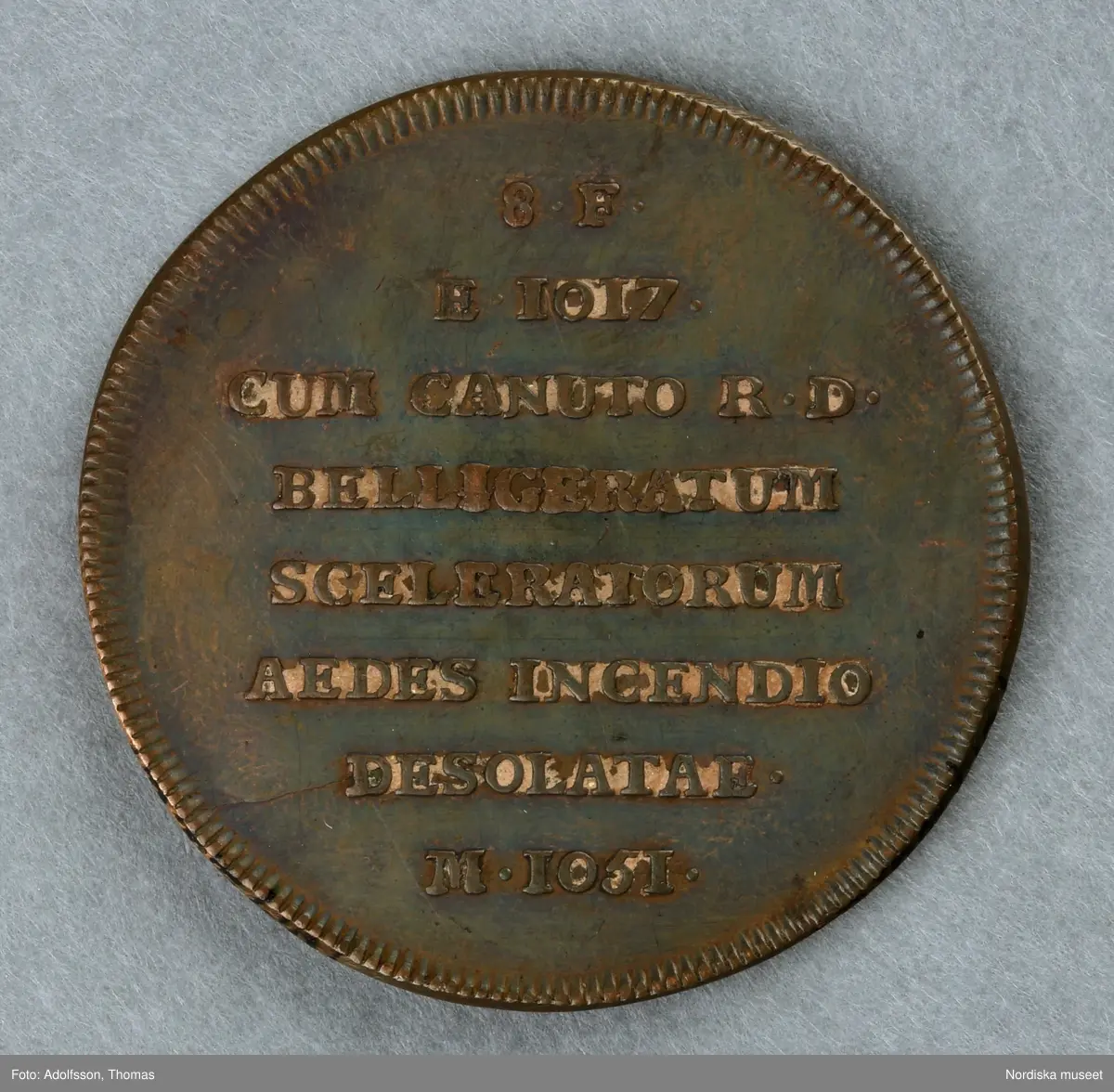 Huvudliggaren:
"Minnespenningar.
a. I koppar. Öfver Anund Jakob. Jmfr. Hildebrand, B.E. 'Sveriges och svenska konungahusets minnespenningar, praktmynt och belöningsmedaljer, del 2, sid 549, nr 8. (Obs. Gravörens namn är 'C G F'.)
b. I koppar. Gustaf II Adolf skänker Vasaättens arfvegods till Uppsala universitet och utfärdar nya privilegier 1624. Åtsidan: konungens bröstbild, Jmfr. Hildebrand, B.E. 'Sveriges och svenska konungahusets minnespenningar, praktmynt och belöningsmedaljer, del 1, sid. 107, nr 9b.
c. I brons. En blombärande aloë på kungl. rådet, grefve Nils Gyldenstolpes gård Noor i Knifsta socken i Uppland år 1708-1709. Åtsidan: Karl XIIs bröstbild, jmfr. Hildebrand, B.E. 'Sveriges och svenska konungahusets minnespenningar, praktmynt och belöningsmedaljer, del 1, sid. 561, nr 138.
Medföljde dr A. Hazelii sändning i mars 1882. Se anmärkn. vid 32.645."

Inv.nr 10924-10926 är eventuellt dubbelförda på inv.nr 32545-32646.
/Ingrid Frankow 2007-05-07