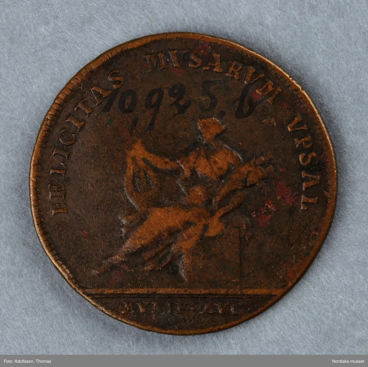 Huvudliggaren:
"Minnespenningar.
a. I koppar. Öfver Anund Jakob. Jmfr. Hildebrand, B.E. 'Sveriges och svenska konungahusets minnespenningar, praktmynt och belöningsmedaljer, del 2, sid 549, nr 8. (Obs. Gravörens namn är 'C G F'.)
b. I koppar. Gustaf II Adolf skänker Vasaättens arfvegods till Uppsala universitet och utfärdar nya privilegier 1624. Åtsidan: konungens bröstbild, Jmfr. Hildebrand, B.E. 'Sveriges och svenska konungahusets minnespenningar, praktmynt och belöningsmedaljer, del 1, sid. 107, nr 9b.
c. I brons. En blombärande aloë på kungl. rådet, grefve Nils Gyldenstolpes gård Noor i Knifsta socken i Uppland år 1708-1709. Åtsidan: Karl XIIs bröstbild, jmfr. Hildebrand, B.E. 'Sveriges och svenska konungahusets minnespenningar, praktmynt och belöningsmedaljer, del 1, sid. 561, nr 138.
Medföljde dr A. Hazelii sändning i mars 1882. Se anmärkn. vid 32.645."

Inv.nr 10924-10926 är eventuellt dubbelförda på inv.nr 32545-32646.
/Ingrid Frankow 2007-05-07