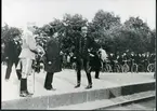 Tortuna sn, Västerås kn.
Konung Gustaf V på Tortuna järnvägsstation med anledning av fältmanövern, 1908.