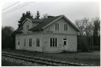 Tortuna sn, Västerås kn, Tortuna.
Stationshuset, 1985.