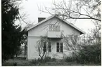 Tortuna sn, Västerås kn, Tortuna.
Stationshuset, 1985.