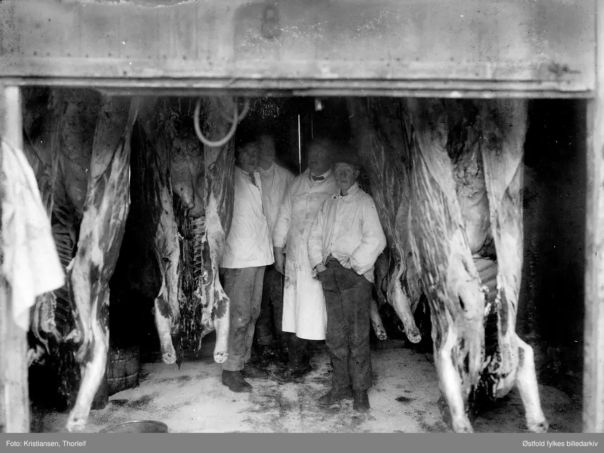 Alf Johansen Helle kom fra Fredrikstad til Spydeberg i 1922 og kjøpte Fredheim, der han startet kjøttforretning i 1923. På skiltet står det "Spydeberg kjøttforretning og Grøntsaker. Indeh. Alf Helle". Byttet seinere navn til Brødrene Helle, da de tre eldste sønnene overtok. Alf Helle er nummer tre fra venstre.