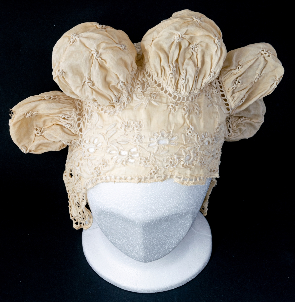 Papiljottnattmössa av linong med engelskt broderi. Fem putor. Diam 30cm.