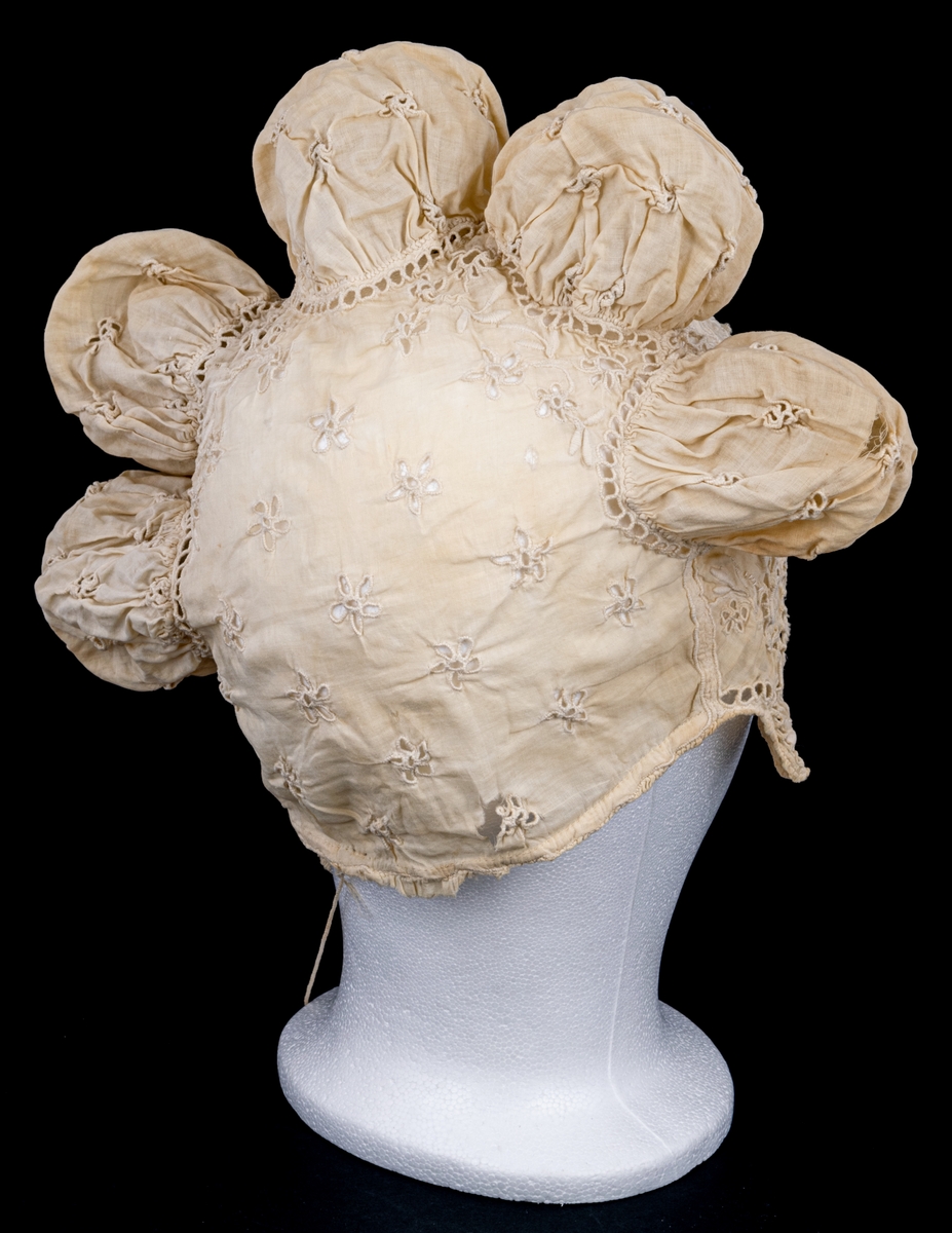 Papiljottnattmössa av linong med engelskt broderi. Fem putor. Diam 30cm.