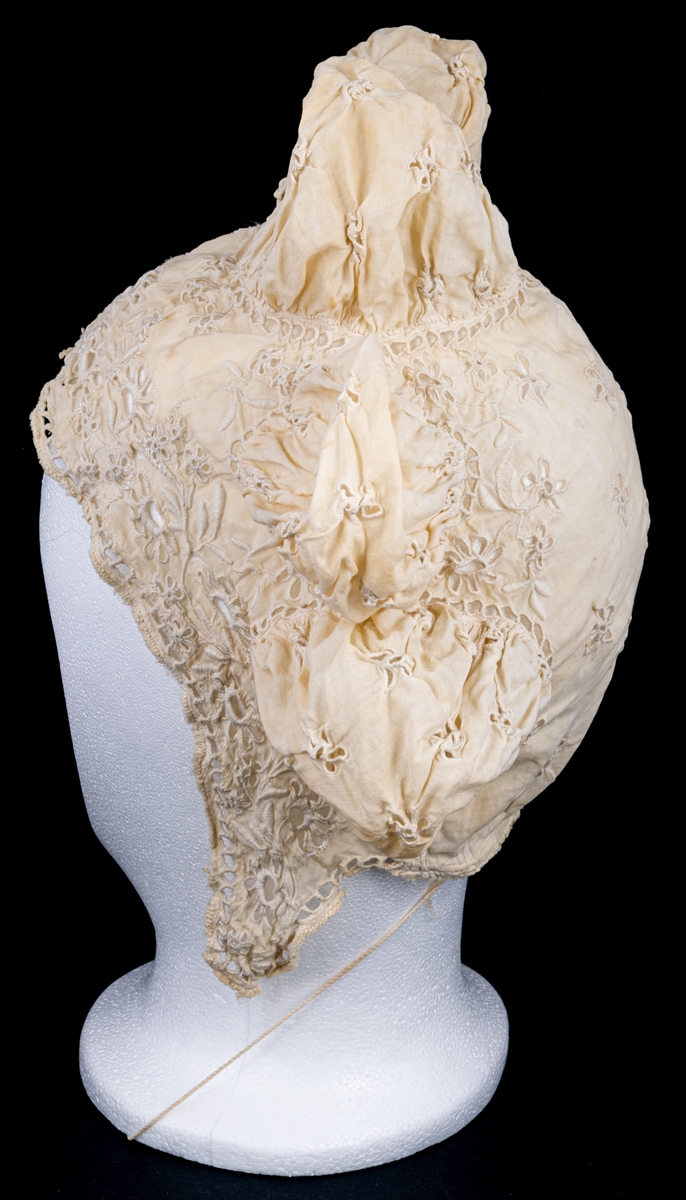 Papiljottnattmössa av linong med engelskt broderi. Fem putor. Diam 30cm.