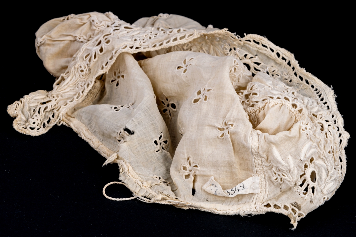 Papiljottnattmössa av linong med engelskt broderi. Fem putor. Diam 30cm.