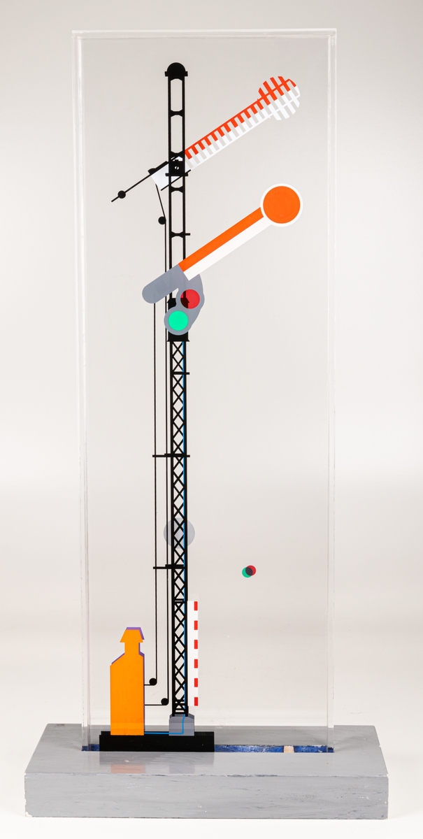 Skulptur av plexiglas med pålagda fält i form av en semafor i svart med detaljer i rött, vitt och grönt. Vid semaforens fot står ett lila kopplingsskåp (osäkert) med signaturen "cgk". Signerad (ristat) nedtill till vänster i plexiglaset: "10/25 CGK 77". Motivet kan ses från båda sidor och skiljer sig då något i utförande och färgsättning. Titel: "Semafor".