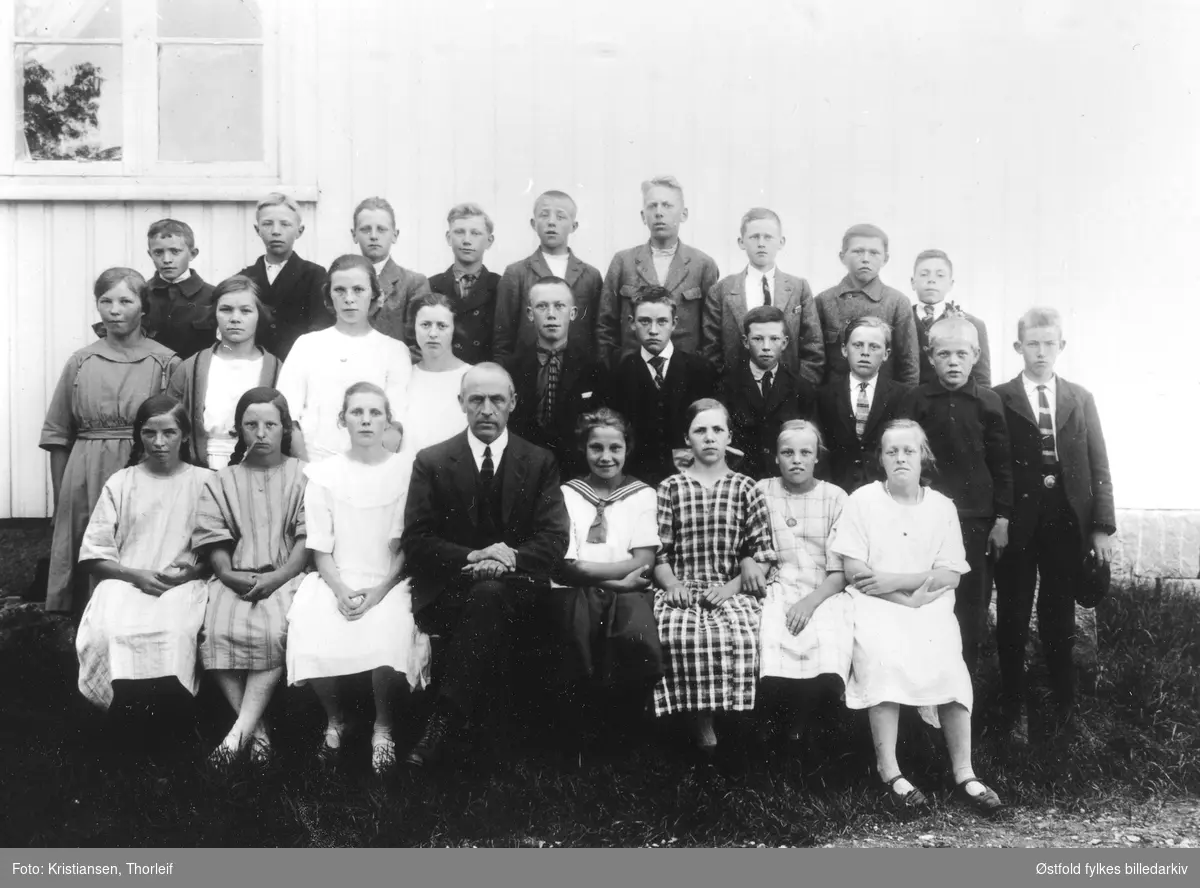 Konfirmanter i Varteig 1924 med sogneprest Henrik Hille. Navneliste se fotokort.