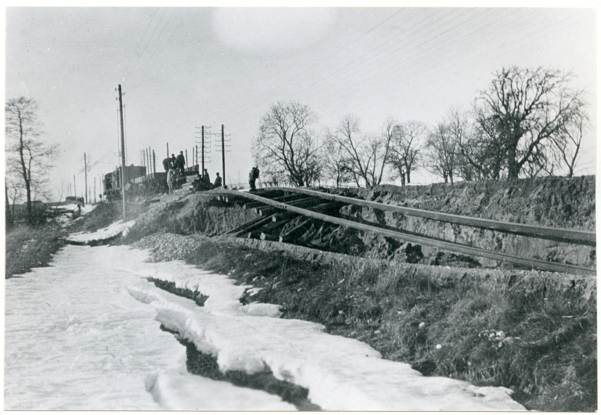 Tortuna sn, Västerås kn, Öster Åby.
Järnvägsraset 20/2 1930.