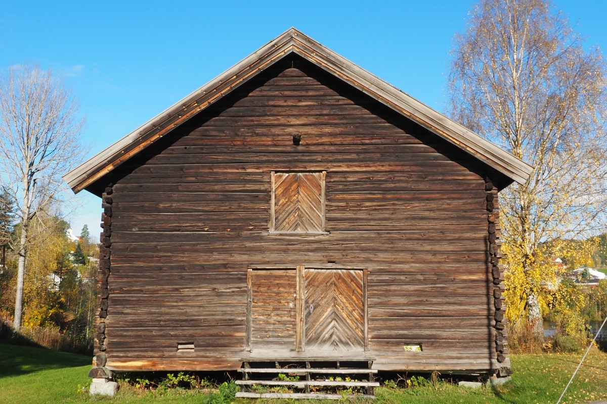 Sigdalske kompani er første gang nevnt i 1718, under den store nordiske krigen. Kompaniet hørte da inn under det 2. Opplandske infanteriregiment og bestod av 100 mann. Telthuset, også kalt kornmagasinet, ble bygget i 1802 som erstatning for et eldre lagerhus som var blitt for lite. Det stod opprinnelig i nærheten av Holmen kirke i Prestfoss.