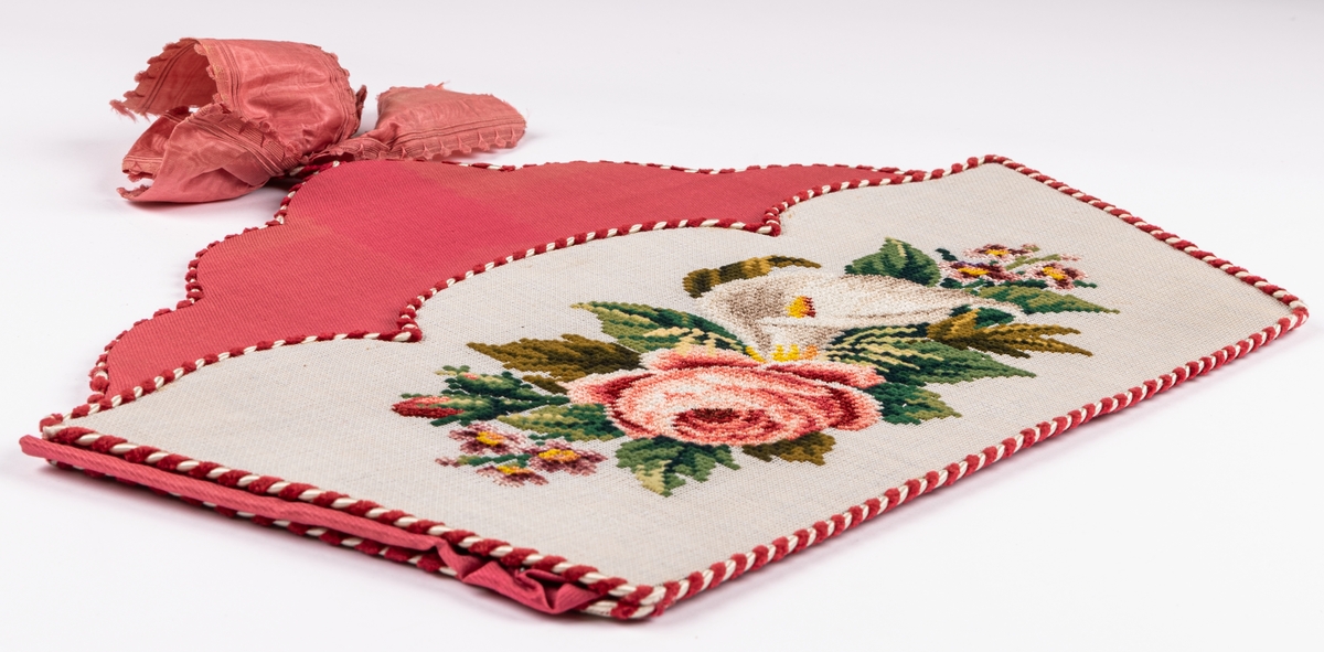Handskkorg att hänga på väggen, broderad på stramalj, fodrad med rosa siden och kantad med röd och vit snodd.