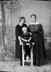 Kvinna och pojke tillsammans med Nanny Tingberg från Östhammar, Uppland 1921