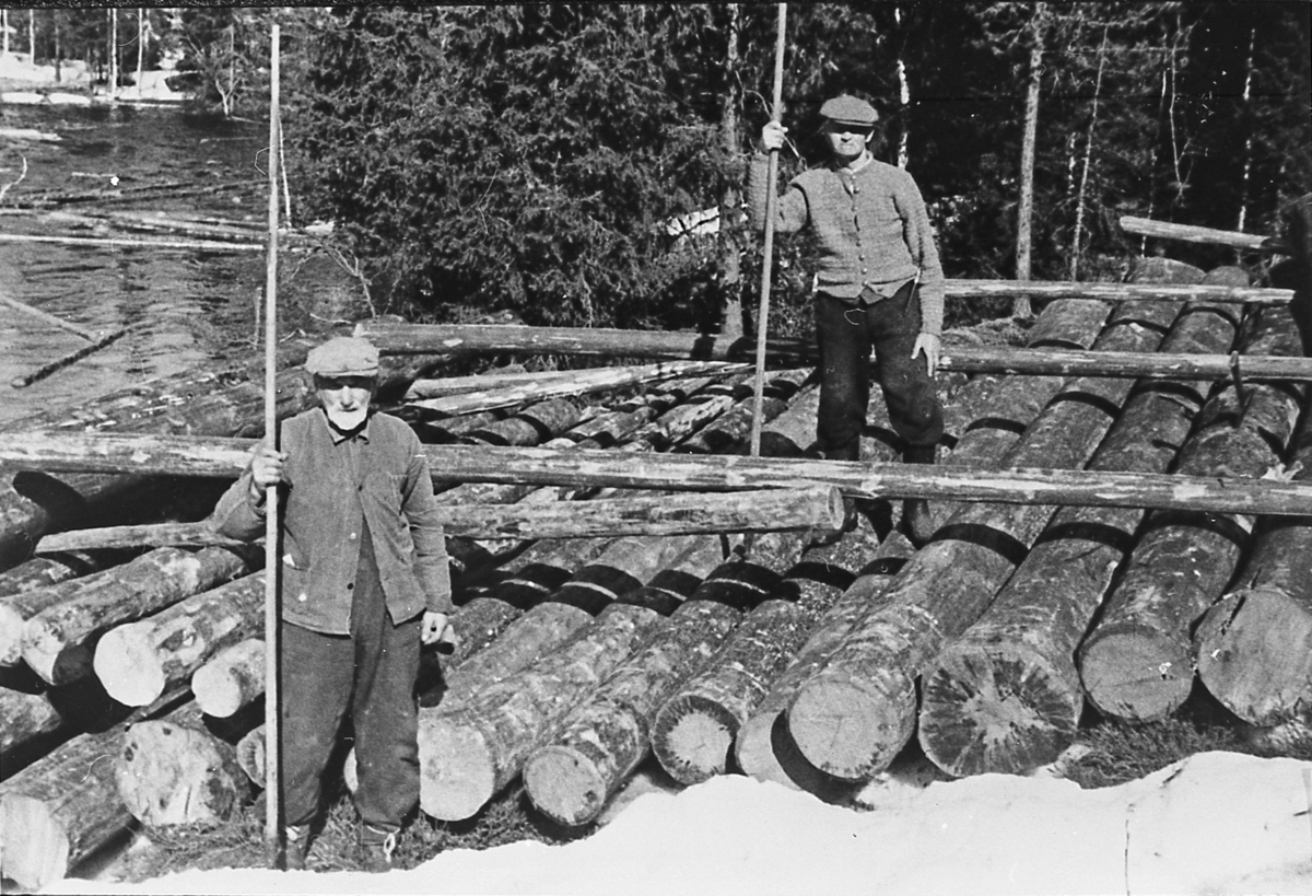 Brøtning i Løken. Martin Flaget og Ole Lyubråtan, 1945.