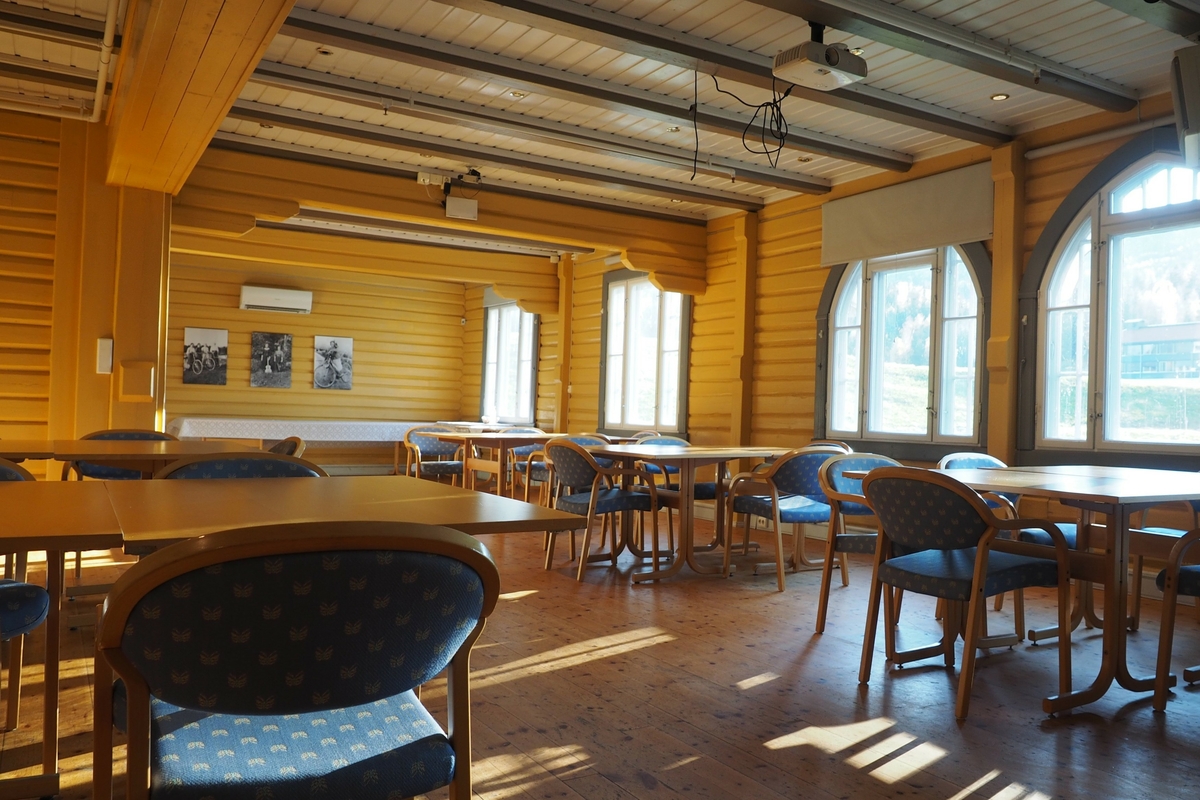 Folkemusikksenteret i Buskerud holder til en bygning som opprinnelig ble reist som Sigdals første gamlehjem. Huset ble flyttet til sin nåværende plass på 1990-tallet og tatt i bruk av Folkemusikksenteret i 1995. Huset rommer blant annet møtelokaler, folkemusikkarkiv og lydstudio, og er en faglig og sosial møteplass.