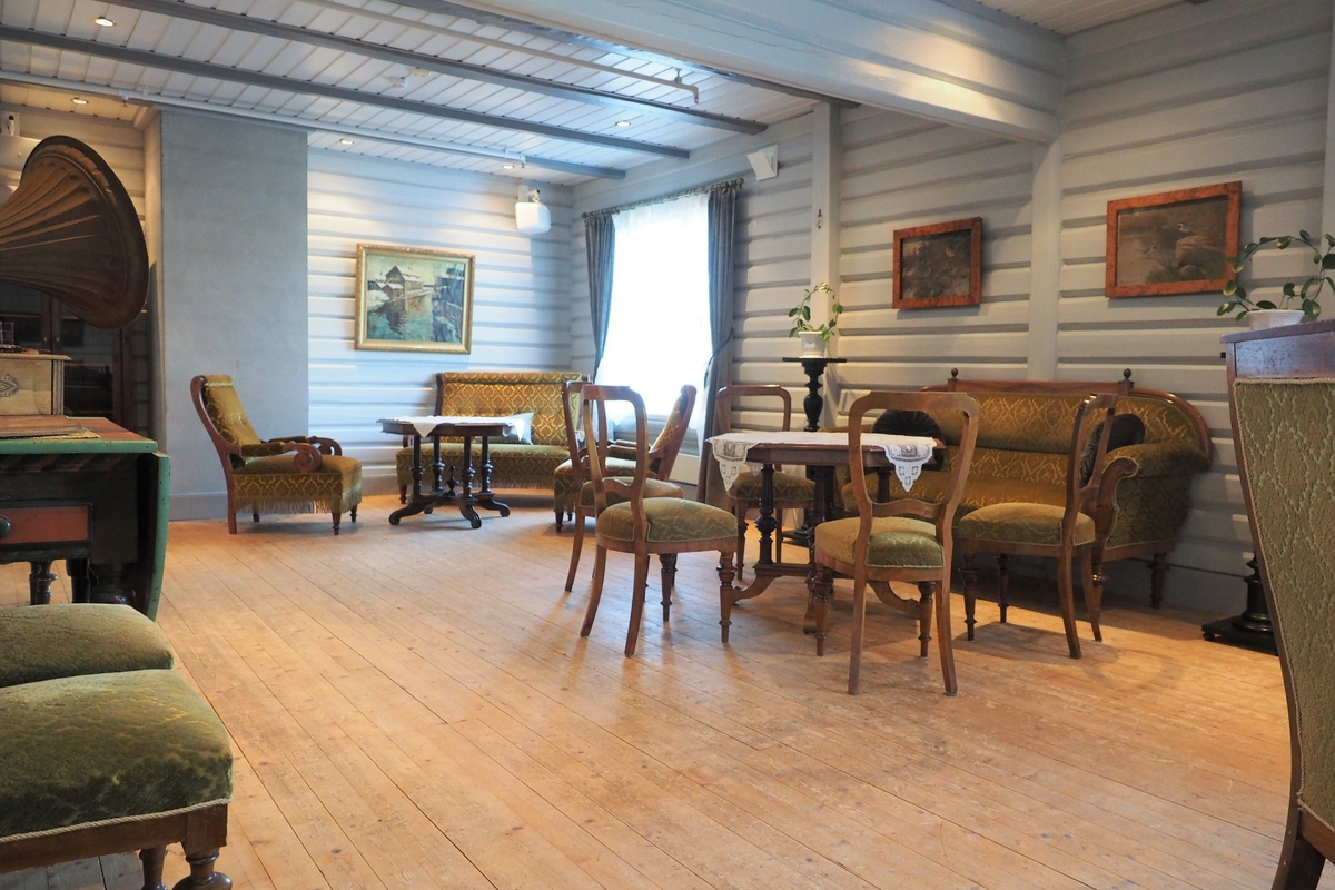 Folkemusikksenteret i Buskerud holder til en bygning som opprinnelig ble reist som Sigdals første gamlehjem. Huset ble flyttet til sin nåværende plass på 1990-tallet og tatt i bruk av Folkemusikksenteret i 1995. Huset rommer blant annet møtelokaler, folkemusikkarkiv og lydstudio, og er en faglig og sosial møteplass.