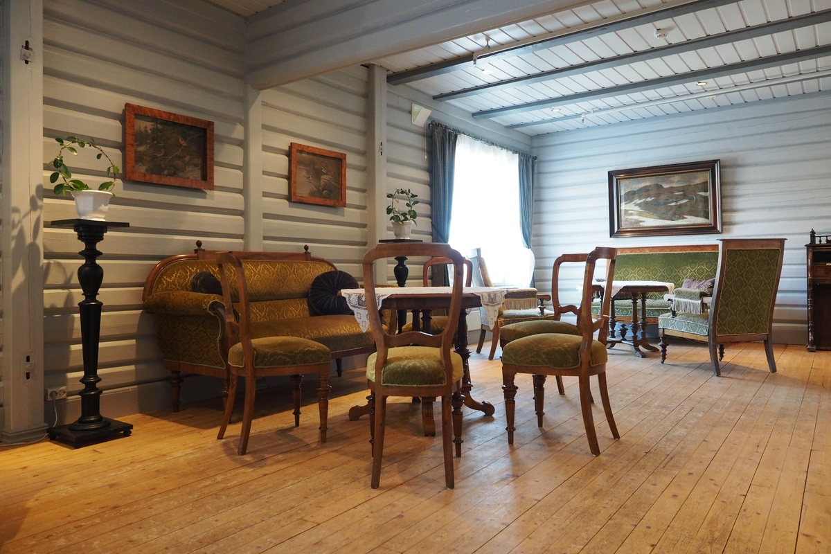 Folkemusikksenteret i Buskerud holder til en bygning som opprinnelig ble reist som Sigdals første gamlehjem. Huset ble flyttet til sin nåværende plass på 1990-tallet og tatt i bruk av Folkemusikksenteret i 1995. Huset rommer blant annet møtelokaler, folkemusikkarkiv og lydstudio, og er en faglig og sosial møteplass.