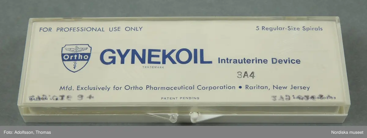 Huvudliggaren:
"a-b+, Spiral, preventivmedel, med införare, plast; spiralerna av smidigt vitt plastmaterial (får endast handhas av läkare); införaren också av plst, 22 ,5 cm lång; 'Trademark Gynekoil Ortho Intrauterine Device / Made in USA'; i originalförpackning med mått 5 x 14,5 cm."