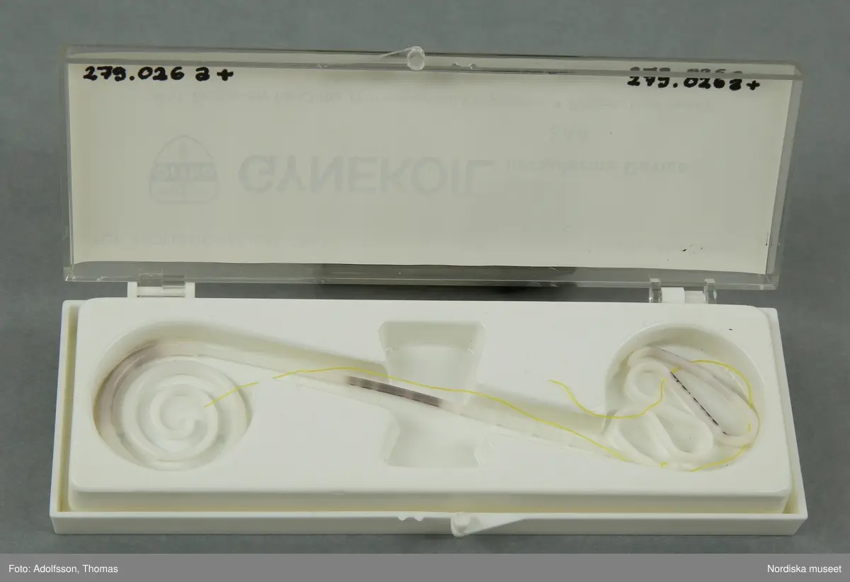 Huvudliggaren:
"a-b+, Spiral, preventivmedel, med införare, plast; spiralerna av smidigt vitt plastmaterial (får endast handhas av läkare); införaren också av plst, 22 ,5 cm lång; 'Trademark Gynekoil Ortho Intrauterine Device / Made in USA'; i originalförpackning med mått 5 x 14,5 cm."