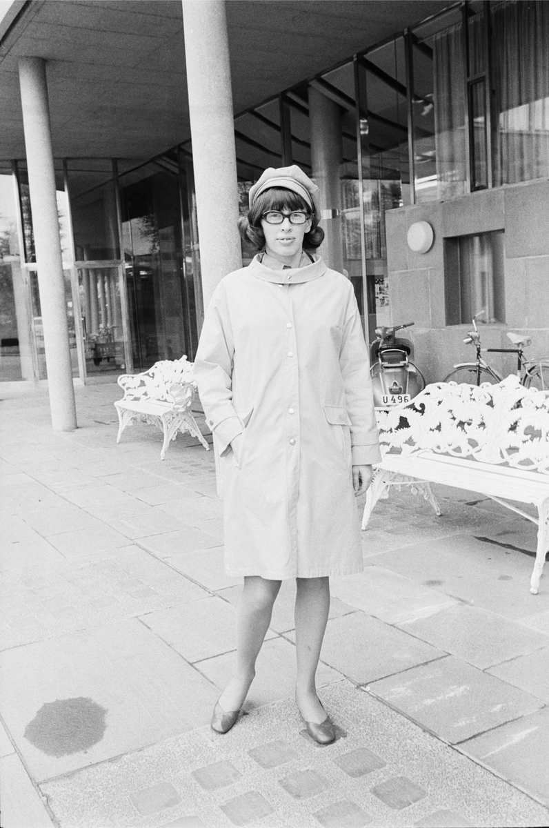 Birgitta Dahl utanför Uppsala stadshus juni 1969