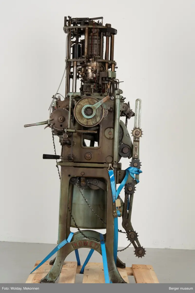 Strikkemaskin i flere deler.