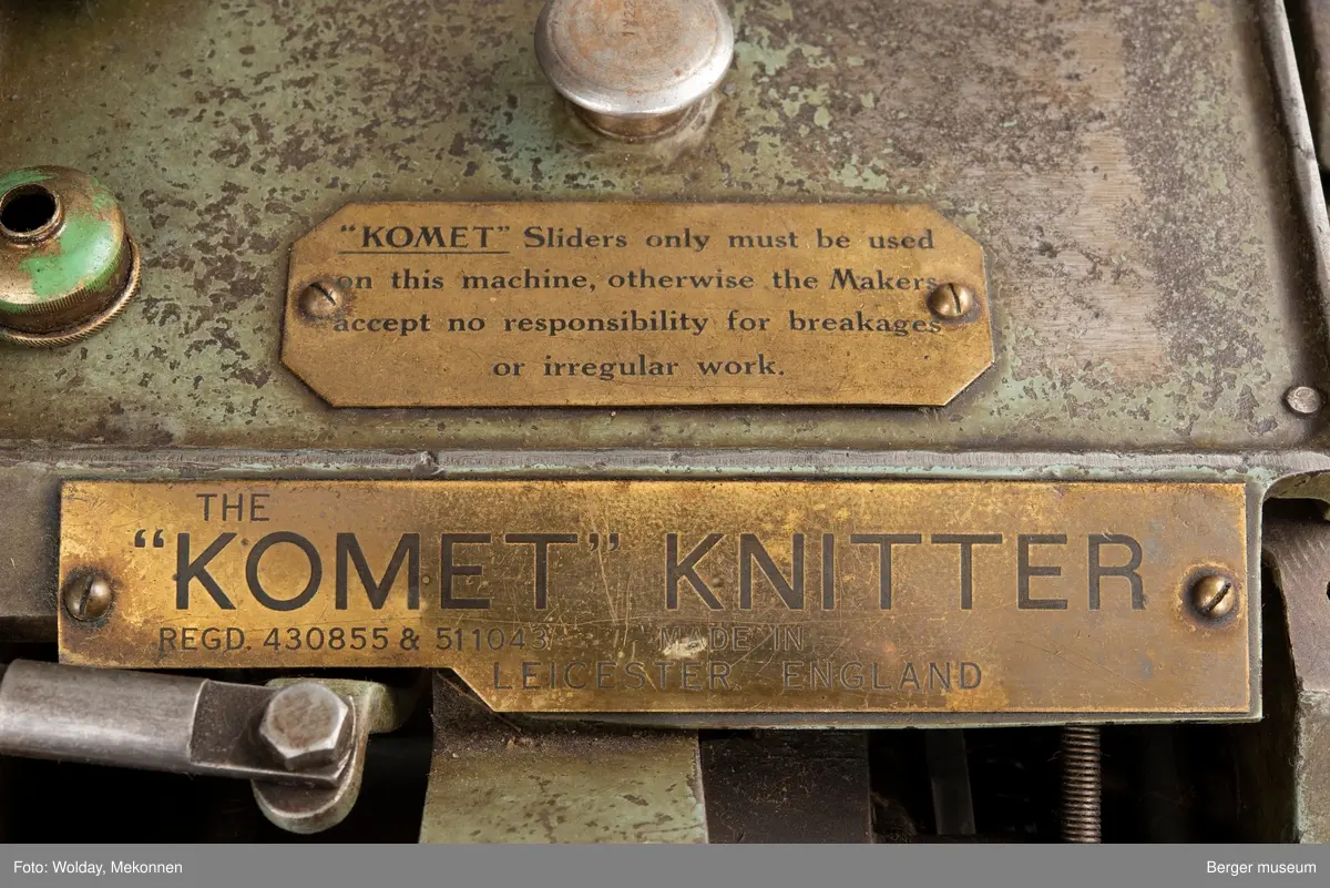 Strikkemaskin i flere deler.