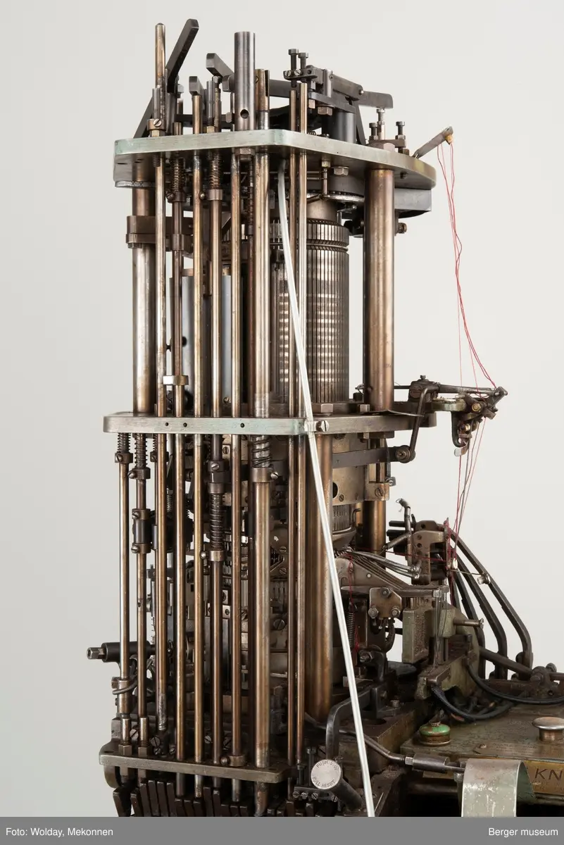 Strikkemaskin i flere deler.