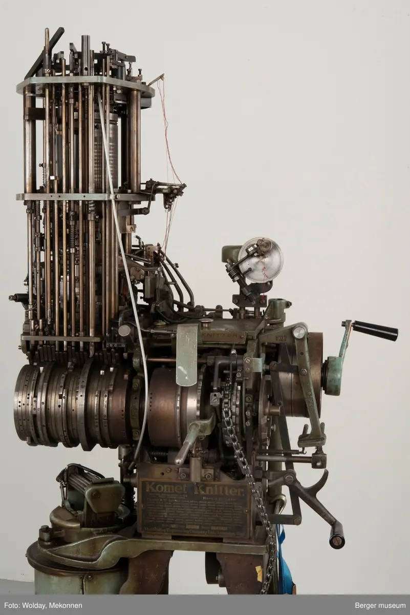 Strikkemaskin i flere deler.
