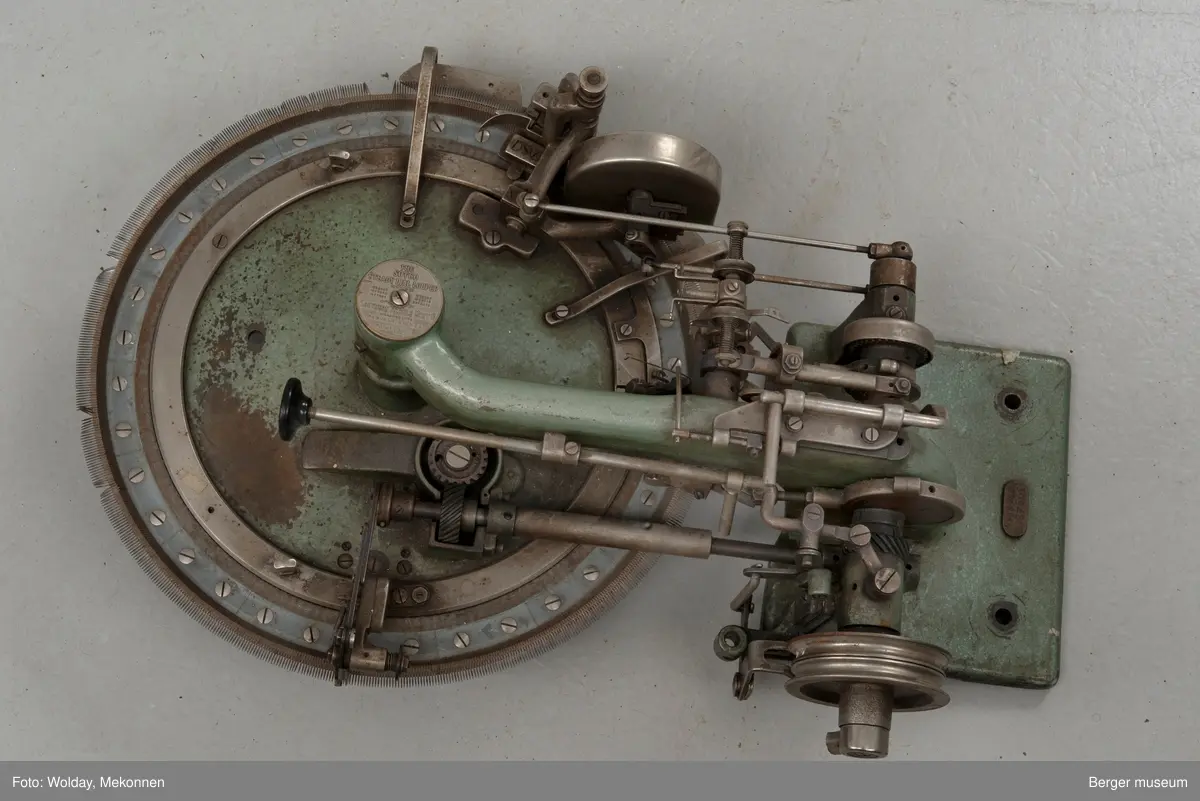 Strikkemaskin i flere deler.