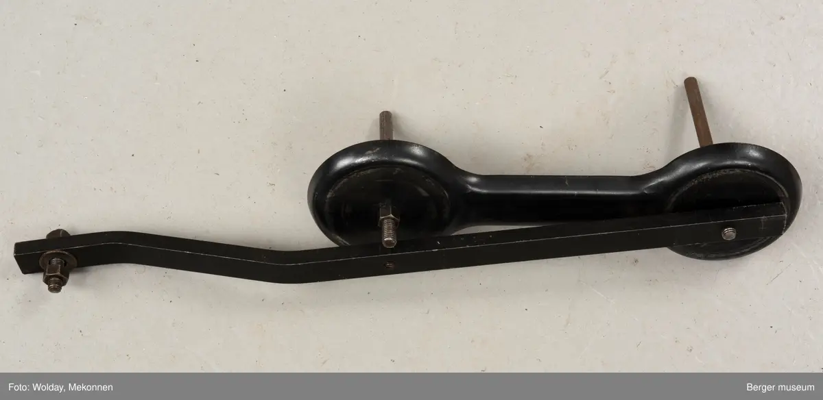 Strikkemaskin i flere deler.