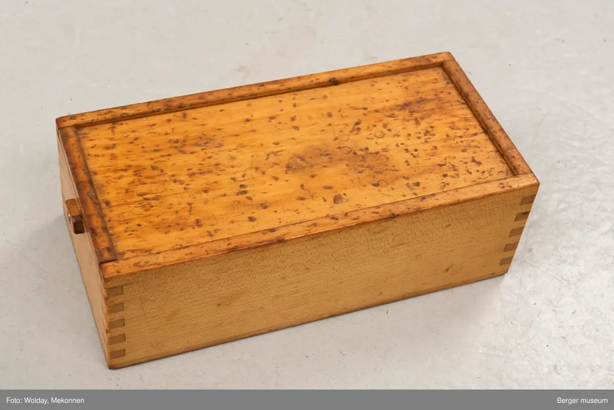 Strikkemaskin i flere deler.