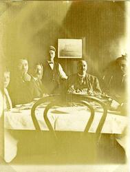 Menn ved middagsbordet