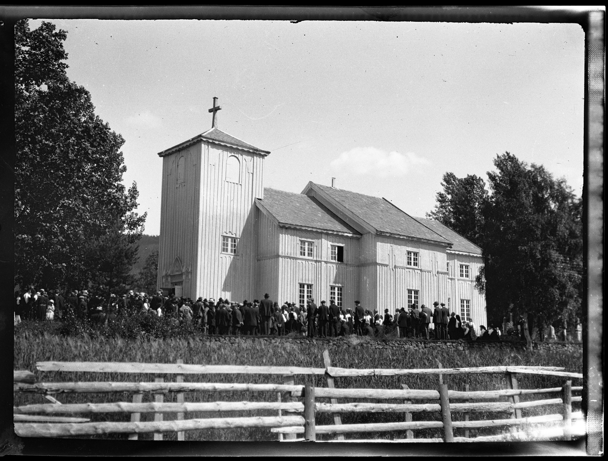 Fotosamling etter Bendik Ketilson Taraldlien (1863-1951) Fyresdal. Gårdbruker, fotograf og skogbruksmann. Fotosamlingen etter fotograf Taraldlien dokumenterer områdene Fyresdal og omegn. 
Gruppeportrett utenfor Moland kirke i Fyresdal.